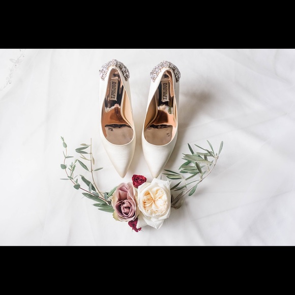 badgley mischka quintana crystal embellished pump